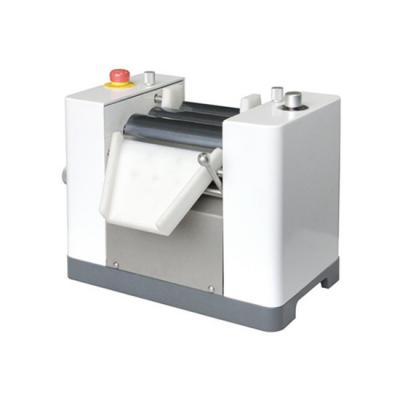 ความยาวการทำงานของลูกกลิ้ง 150 มม. / 160 มม. 200 มม. และ 450 มม. เครื่องบดลูกกลิ้งสามลูกแบบแมนนวลที่มีความแม่นยำสูงสำหรับการควบคุมการกระจายที่แม่นยำและการผลิตอนุภาคละเอียดด้วยวัสดุลูกกลิ้งที่หลากหลาย